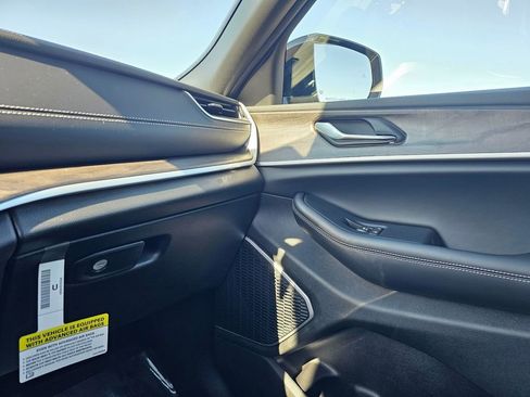 New 2025 Jeep Grand Cherokee Limited w/ Black Appearance Package image 18