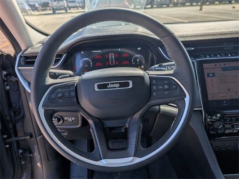 Used 2023 Jeep Grand Cherokee Limited w/ Black Appearance Package image 14