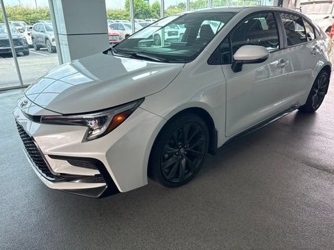 Used 2025 Toyota Corolla SE FWD image 3
