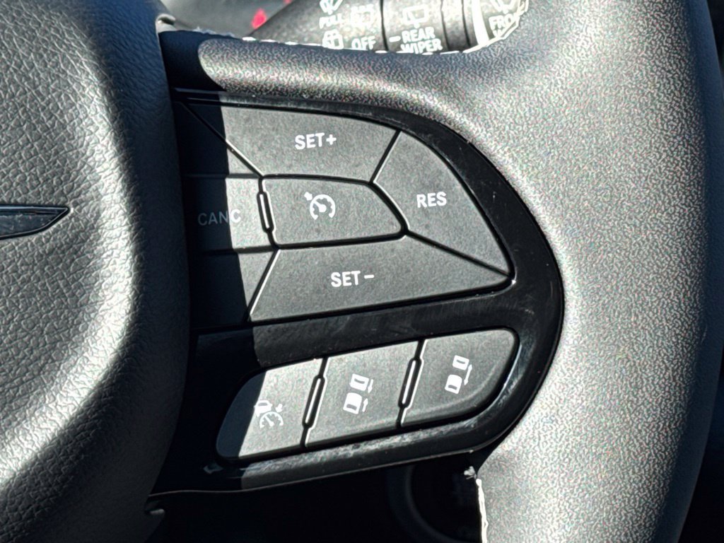 Used 2025 Chrysler Pacifica Premium FWD image 19