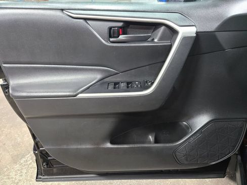 Used 2021 Toyota RAV4 LE AWD/4WD image 8