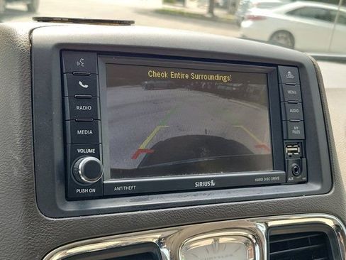 Used 2014 Chrysler Town & Country Touring-L FWD image 31