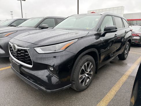 Used 2023 Toyota Highlander XLE AWD/4WD image 4