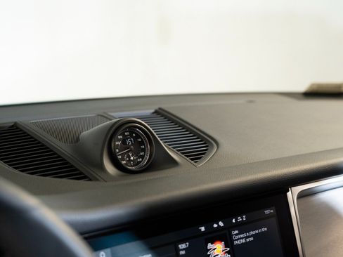 Certified 2026 Porsche Macan AWD/4WD image 20