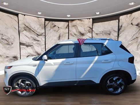 Used 2023 Hyundai Venue SEL image 4