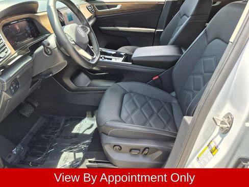 Used 2025 Volkswagen Atlas SE FWD image 19