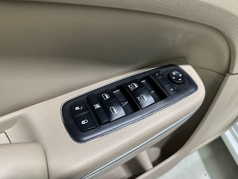 Used 2013 Chrysler 300 C w/ Light Group image 25