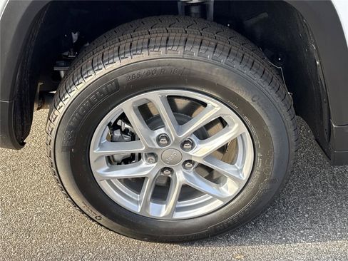 New 2025 Jeep Grand Cherokee L Laredo w/ Luxury Tech Group I image 18