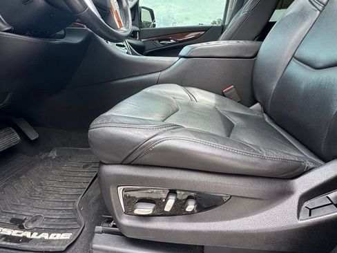 Used 2015 Cadillac Escalade Luxury AWD/4WD image 21