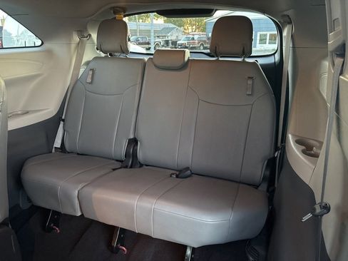 Used 2023 Toyota Sienna XLE image 21