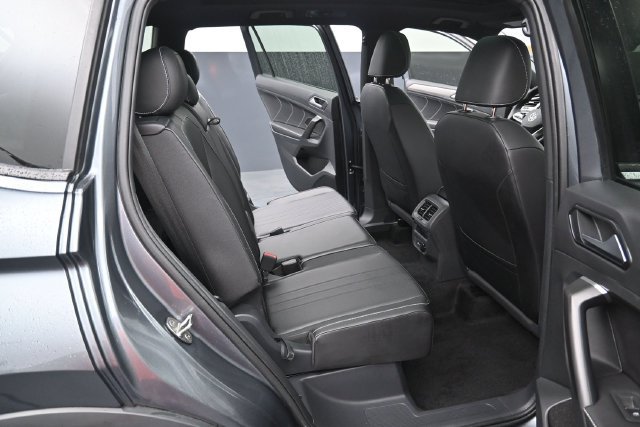 Used 2023 Volkswagen Tiguan SE R-Line FWD image 32