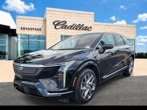 Certified 2025 Cadillac Optiq Luxury 2 w/ LPO, Floor Liner Package AWD/4WD image 8