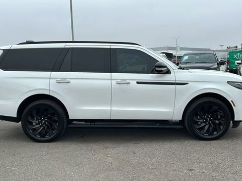 Used 2025 Lincoln Navigator Reserve w/ Jet Appearance Package image 2