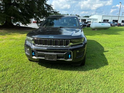 Used 2023 Jeep Grand Cherokee Overland w/ Luxury Tech Group IV AWD/4WD image 5