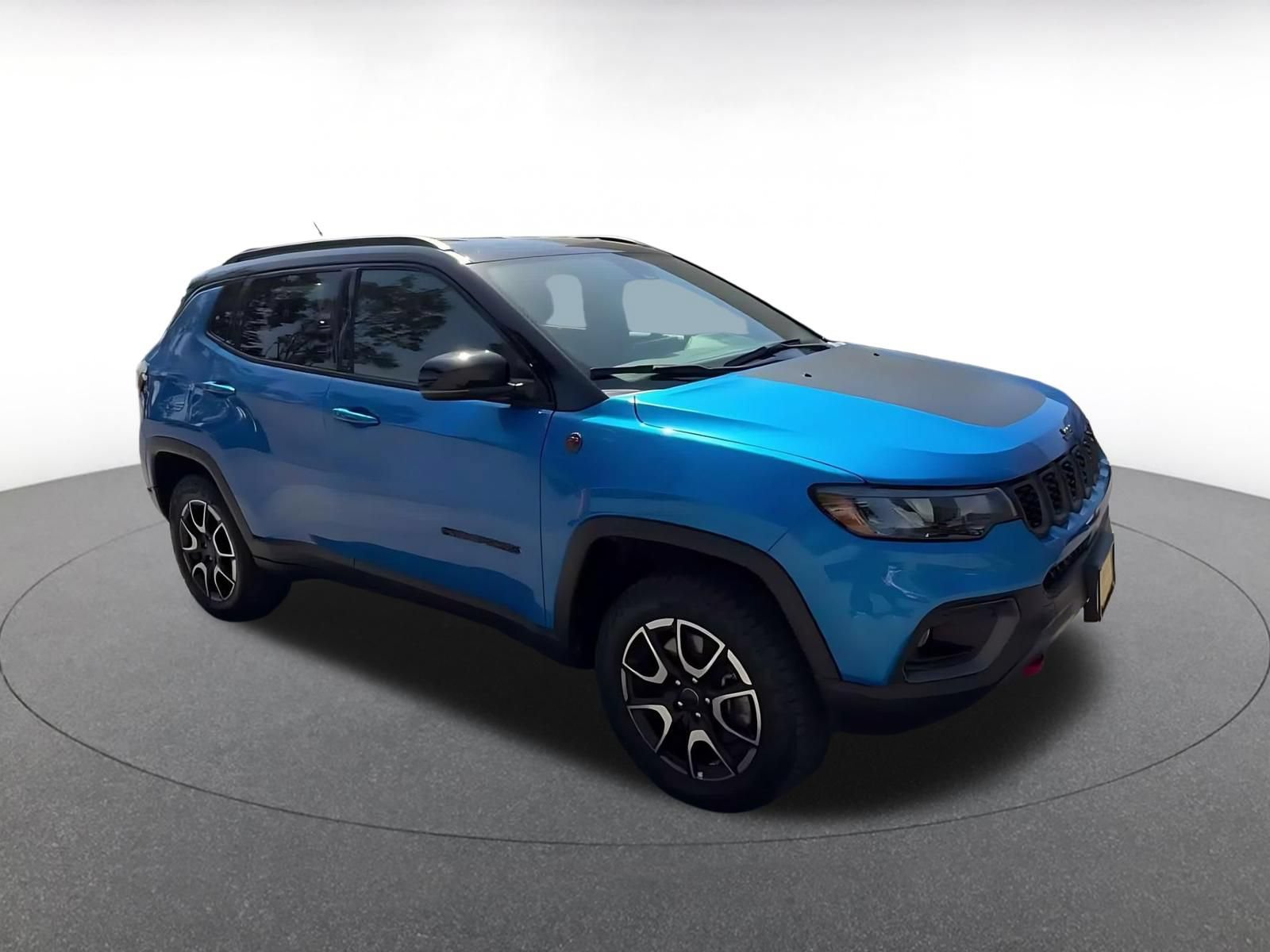 Used 2025 Jeep Compass Trailhawk AWD/4WD image 2