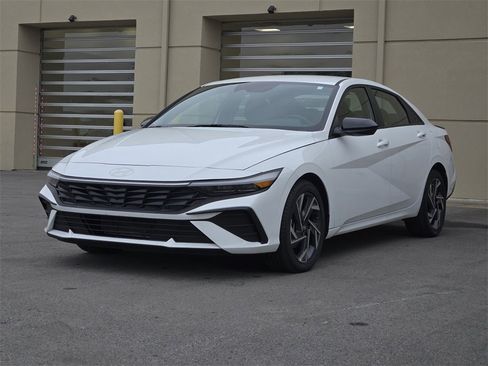 Used 2025 Hyundai Elantra Sport image 2