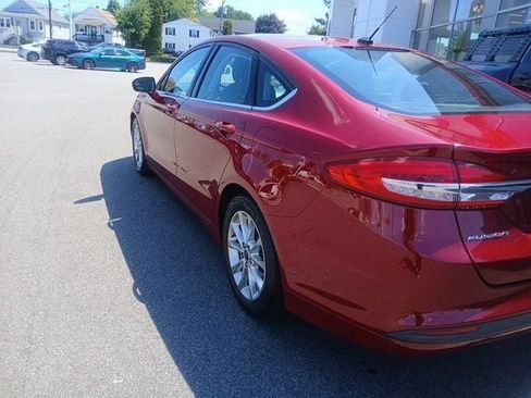 Used 2017 Ford Fusion SE w/ Fusion SE Technology Package FWD image 5