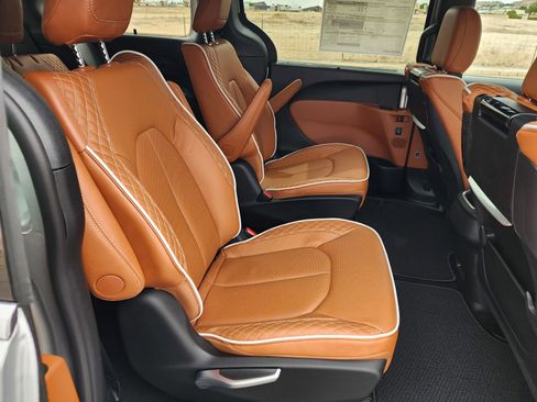 New 2026 Chrysler Pacifica Pinnacle FWD image 11