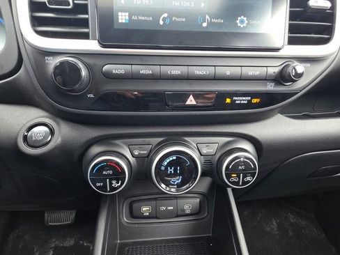 Used 2025 Hyundai Venue SEL FWD image 18