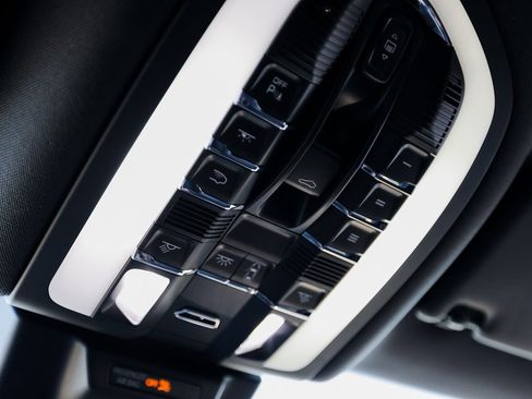 Certified 2025 Porsche Macan image 20