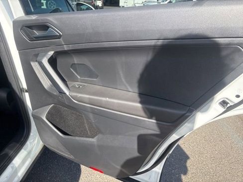 Used 2018 Volkswagen Tiguan SE w/ Panoramic Sunroof Package AWD/4WD image 11