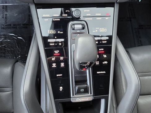 Certified 2023 Porsche Cayenne Platinum Edition image 27