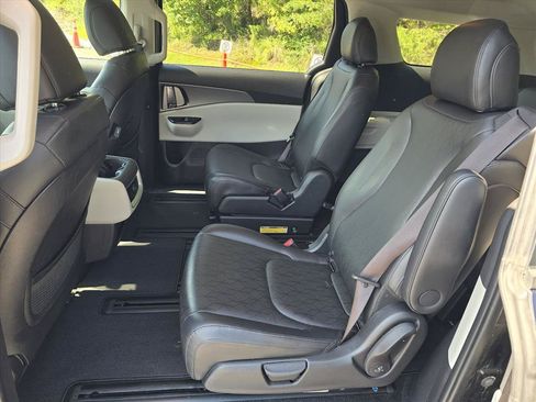 Used 2022 Kia Carnival LX FWD image 11