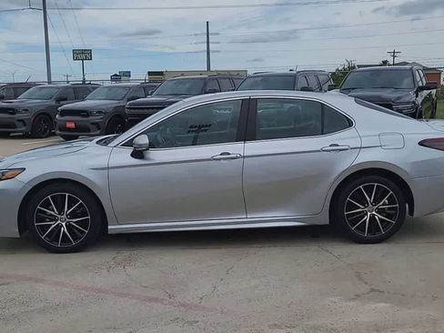 Used 2023 Toyota Camry SE FWD image 5
