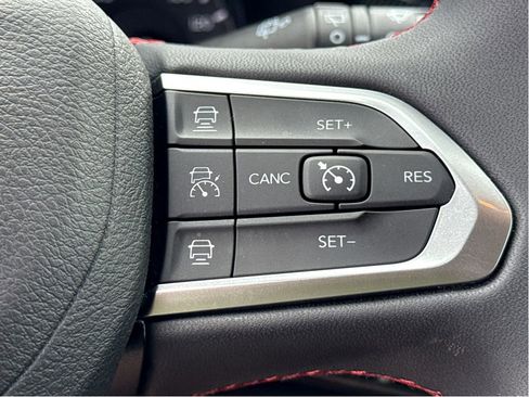Used 2025 Jeep Compass Trailhawk AWD/4WD image 16