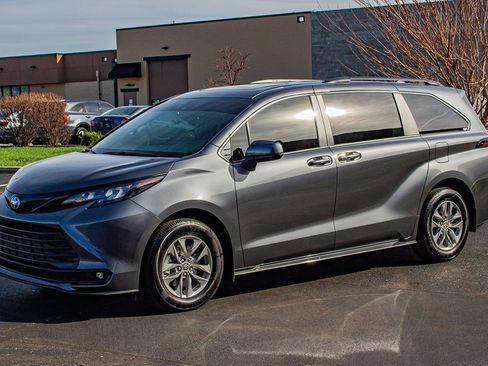 Used 2025 Toyota Sienna XLE image 3