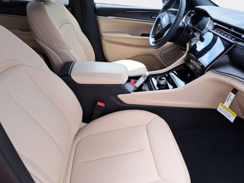 Used 2025 Jeep Grand Cherokee Limited RWD image 11