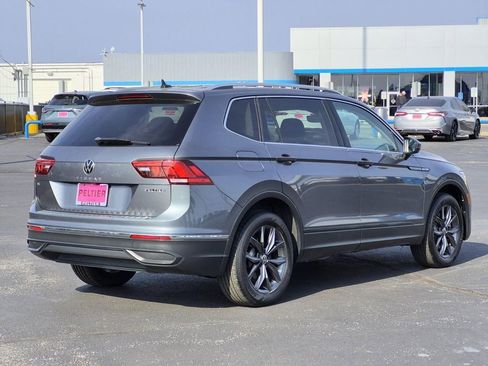 Used 2022 Volkswagen Tiguan SE w/ Panoramic Sunroof Package image 6