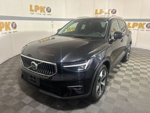 Used 2025 Volvo XC40 B5 Plus AWD/4WD image 7