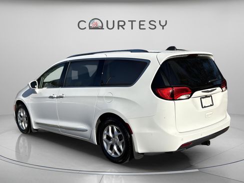 Used 2020 Chrysler Pacifica Touring-L Plus w/ Tire & Wheel Group image 5