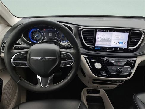 Used 2023 Chrysler Pacifica Touring-L image 13