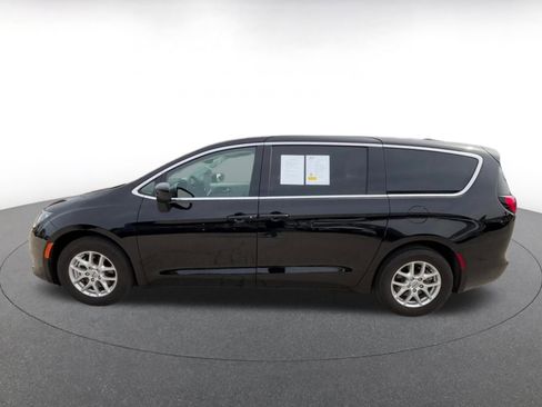 Used 2024 Chrysler Voyager LX FWD image 9