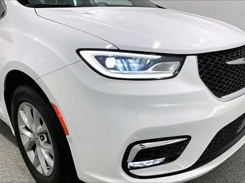 Used 2023 Chrysler Pacifica Touring-L AWD/4WD image 39