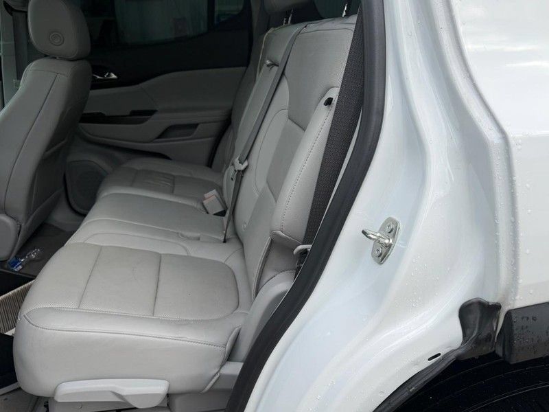 Used 2023 GMC Acadia SLT w/ Preferred Package AWD/4WD image 9