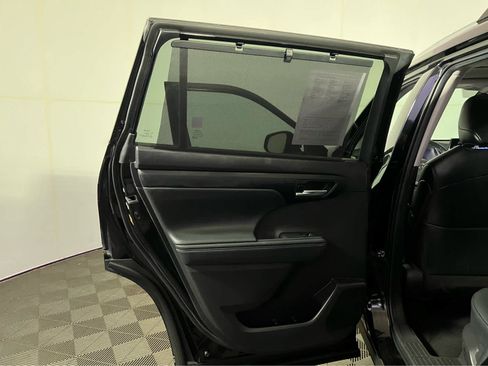 Used 2022 Toyota Highlander XLE AWD/4WD image 27