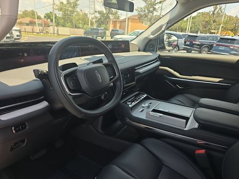 New 2026 Lincoln Navigator Premiere AWD/4WD image 17