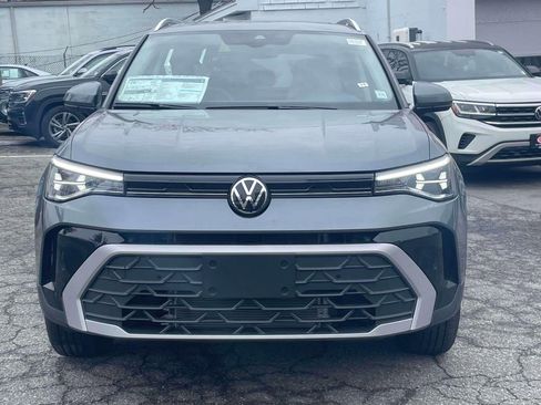 New 2026 Volkswagen Taos SE image 2