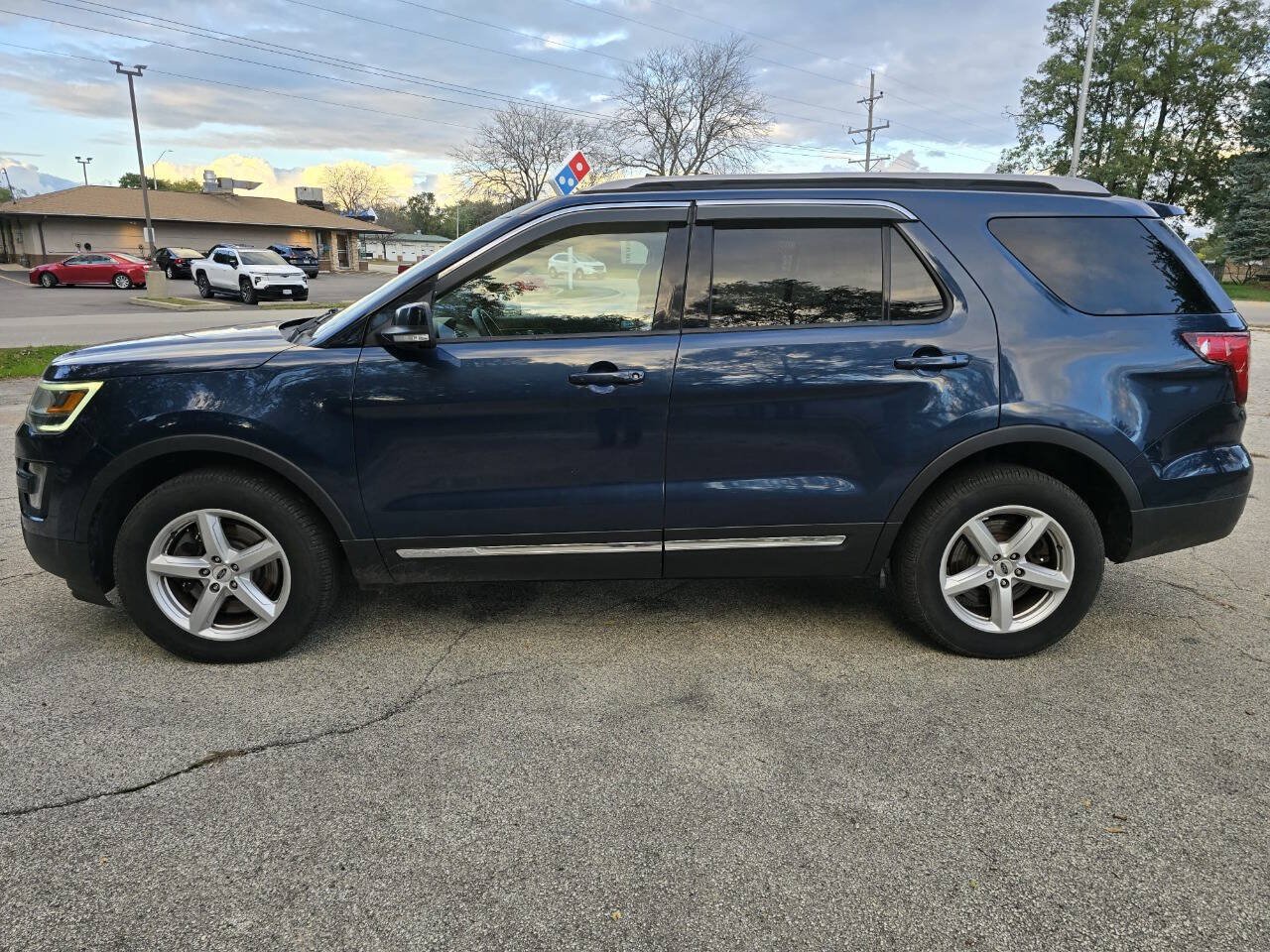 Used 2017 Ford Explorer XLT w/ Equipment Group 202A AWD/4WD image 5