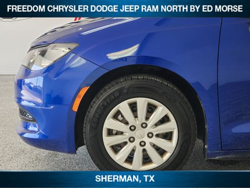 Used 2021 Chrysler Voyager L FWD image 6