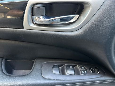 Used 2020 Nissan Pathfinder S FWD image 11