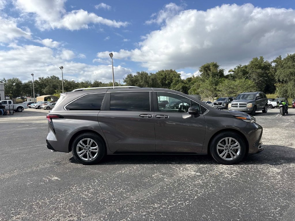 Used 2023 Toyota Sienna Platinum AWD/4WD image 13