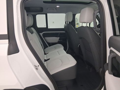 Used 2025 Land Rover Defender 110 S image 30