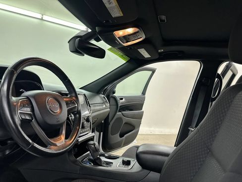 Used 2019 Jeep Grand Cherokee Laredo AWD/4WD image 36