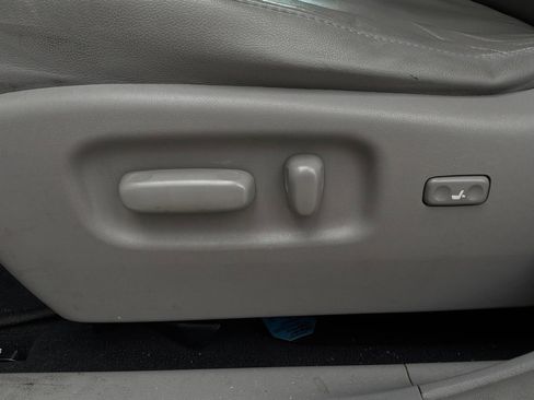 Used 2012 Toyota Highlander SE FWD image 11