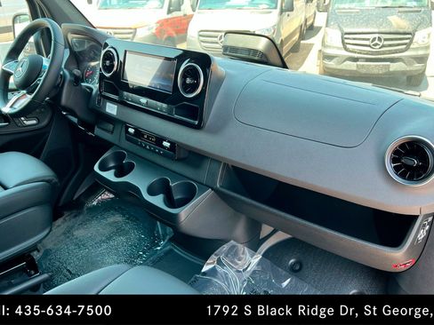 Used 2025 Mercedes-Benz Sprinter 2500 image 22