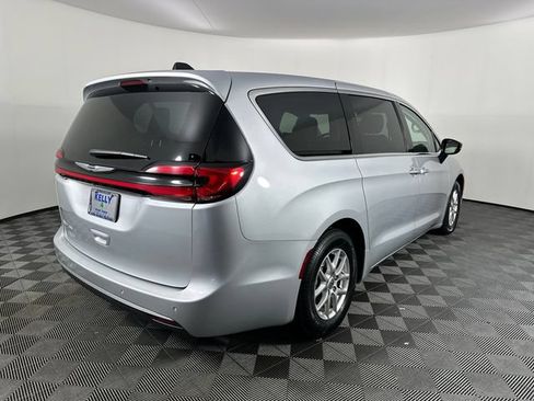 Certified 2024 Chrysler Pacifica Touring-L FWD image 6